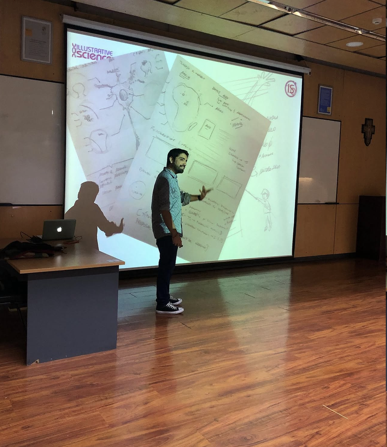 Felipe Serrano dando una charla sobre ilustración científica