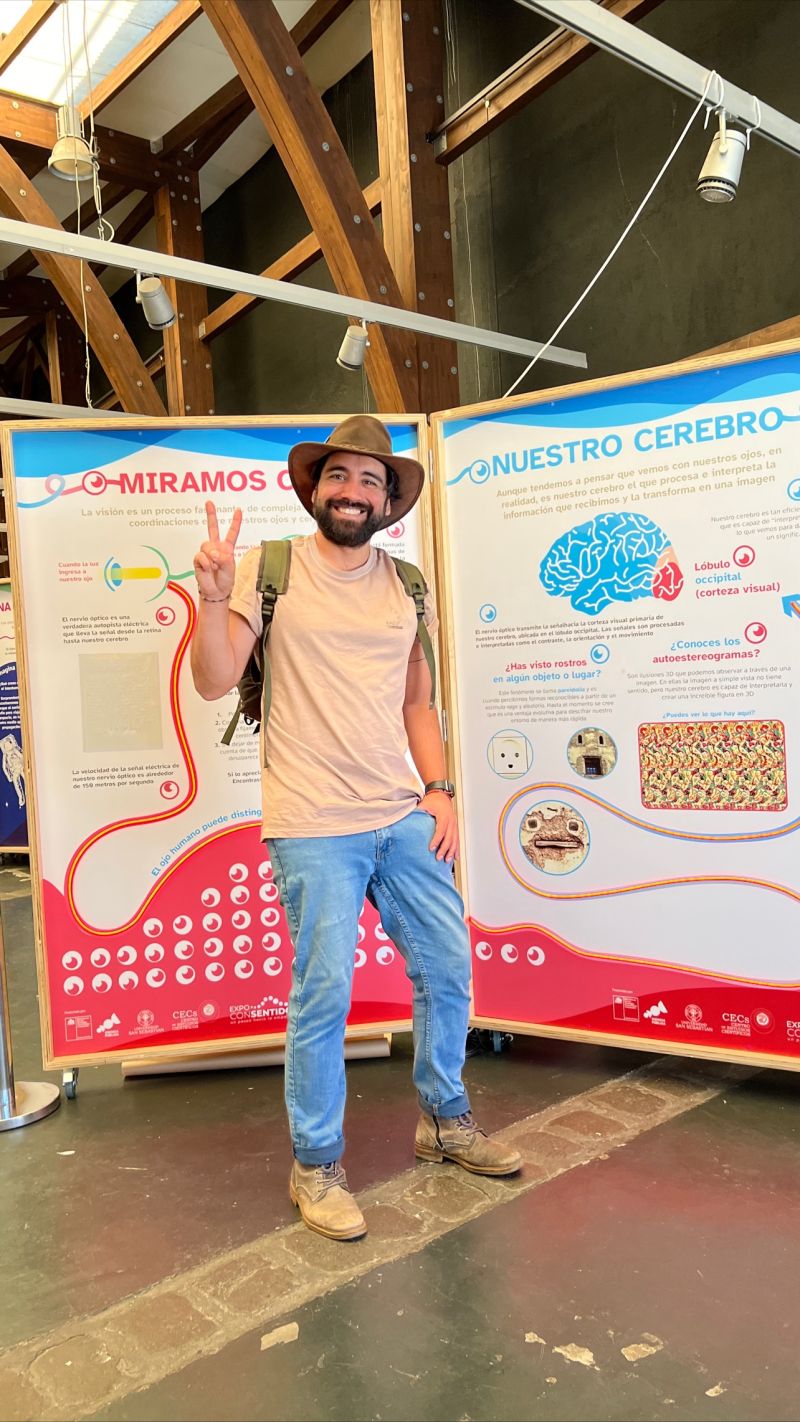 Felipe Serrano en exposición de divulgación científica