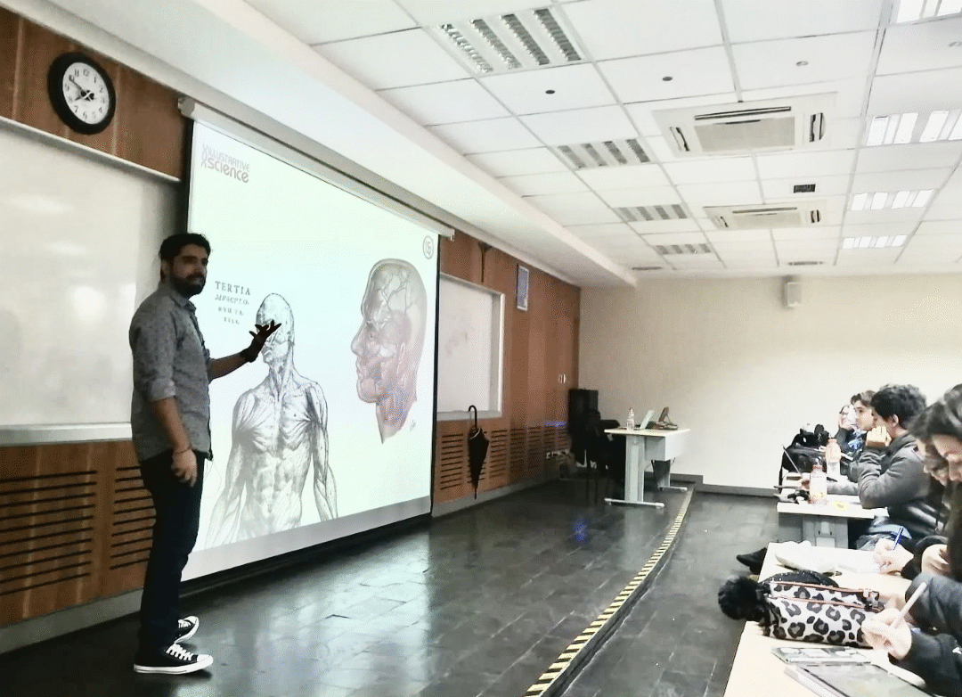 Felipe Serrano explicando ilustración anatómica a estudiantes