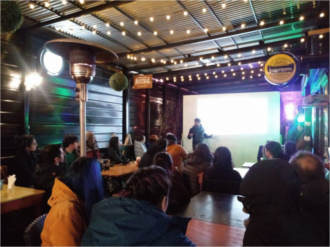 Felipe Serrano dando charla de divulgación científica