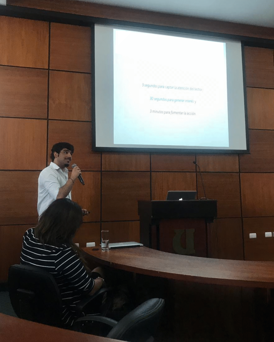 Felipe Serrano presentando en sala académica formal