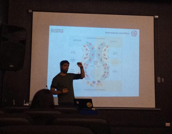 Felipe Serrano explicando ilustración científica en pizarrón
