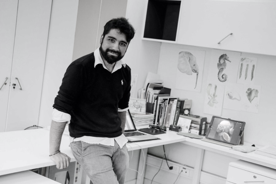 Felipe Serrano — Ilustrador Científico en su estudio